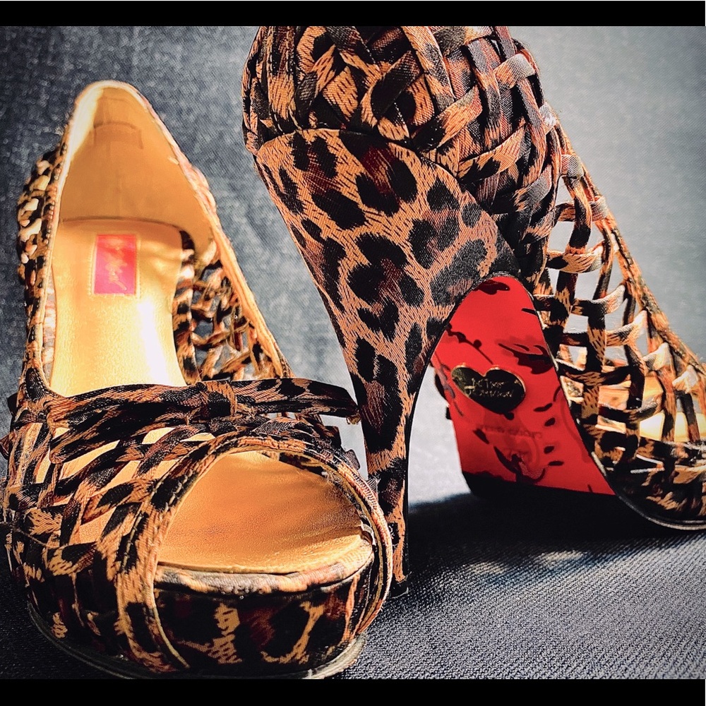 Betsy Johnson Leopard Lattice platform Heels